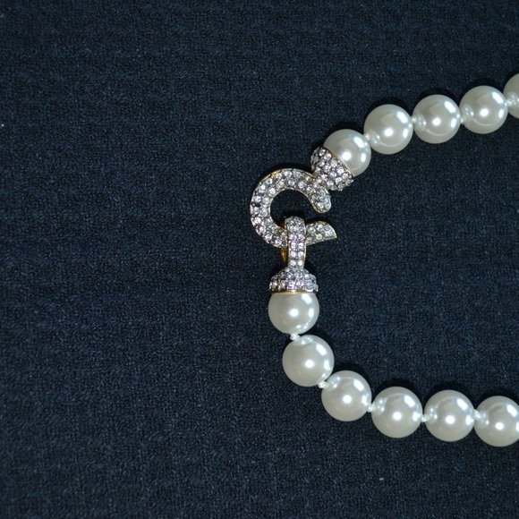Stunning 32" Pearl Necklace & Rhinestone Closure - Picture 2 of 7